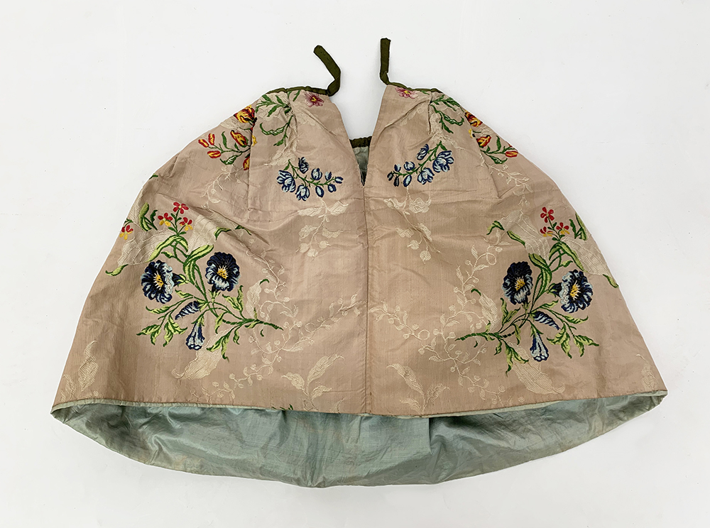 A child's 18th century brocade silk petticoat. Waist to hem: 45cm. - Image 2 of 4