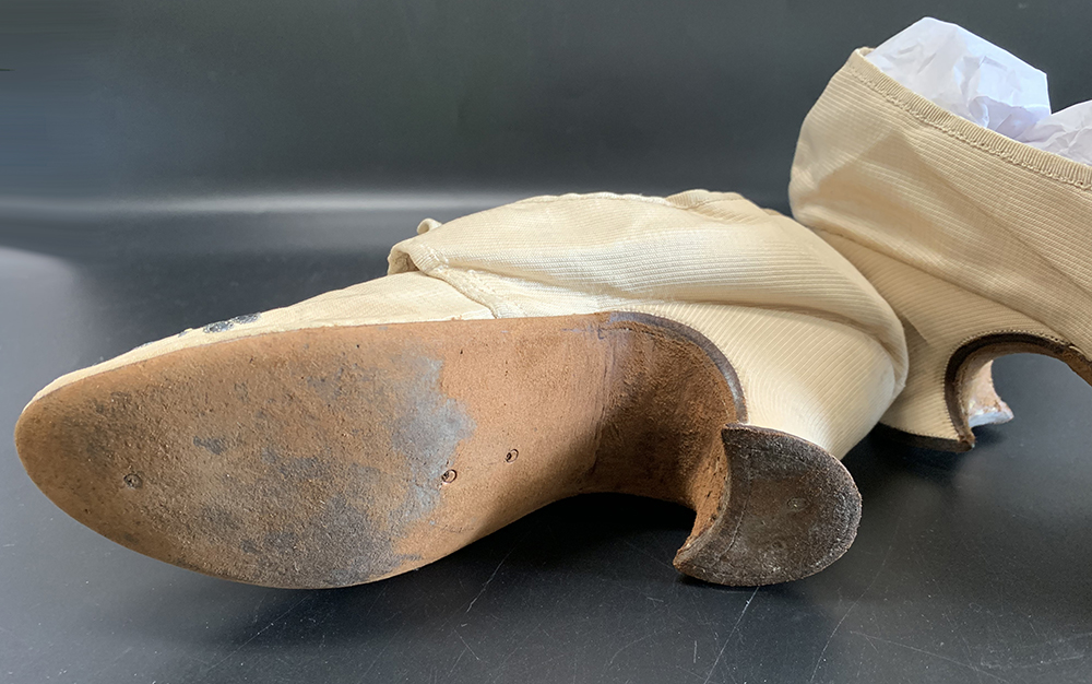Early 18th century shoes, Linen lined, - Image 6 of 8