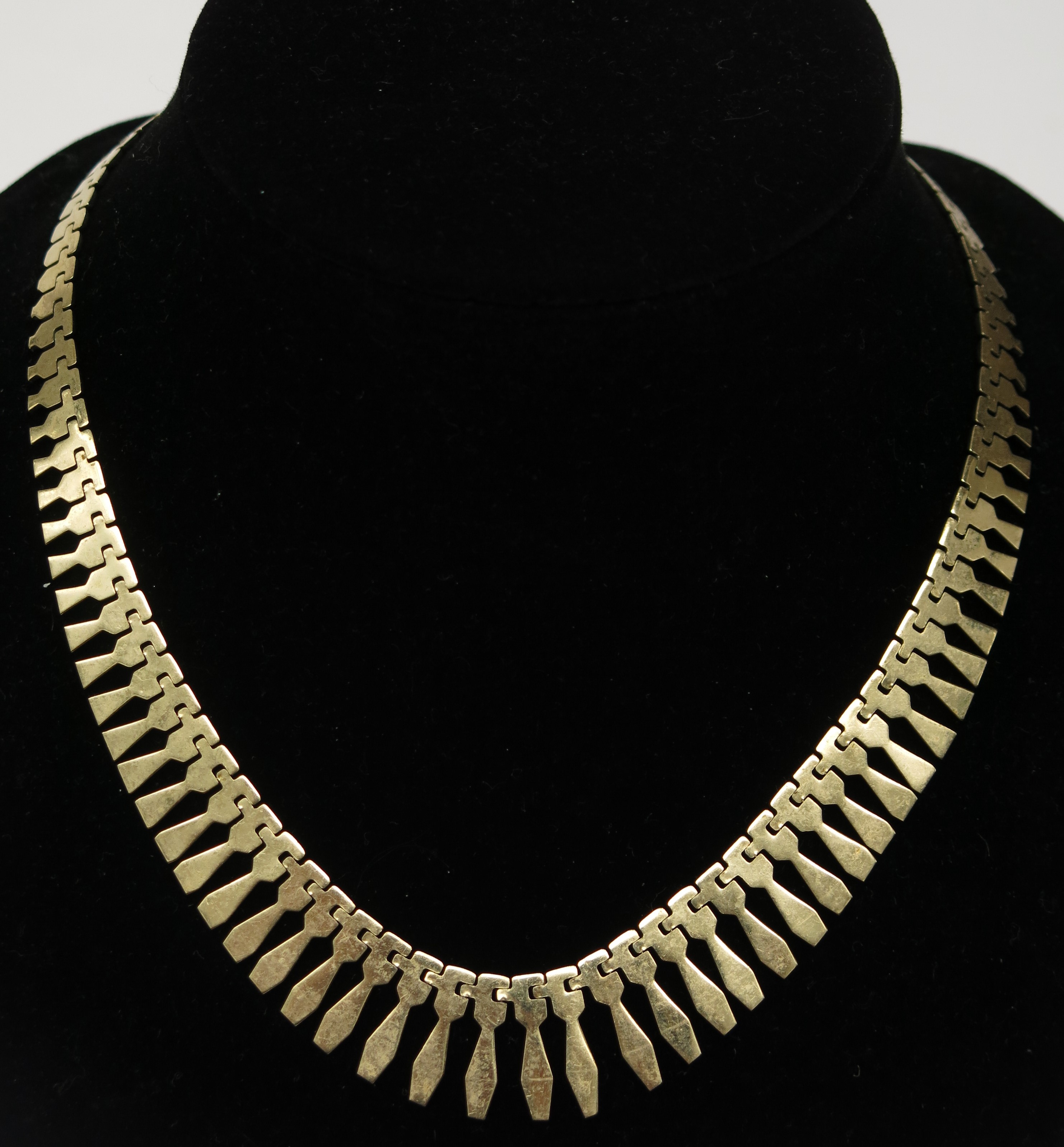 An Italian 9ct gold fringe necklace, 17.5g.