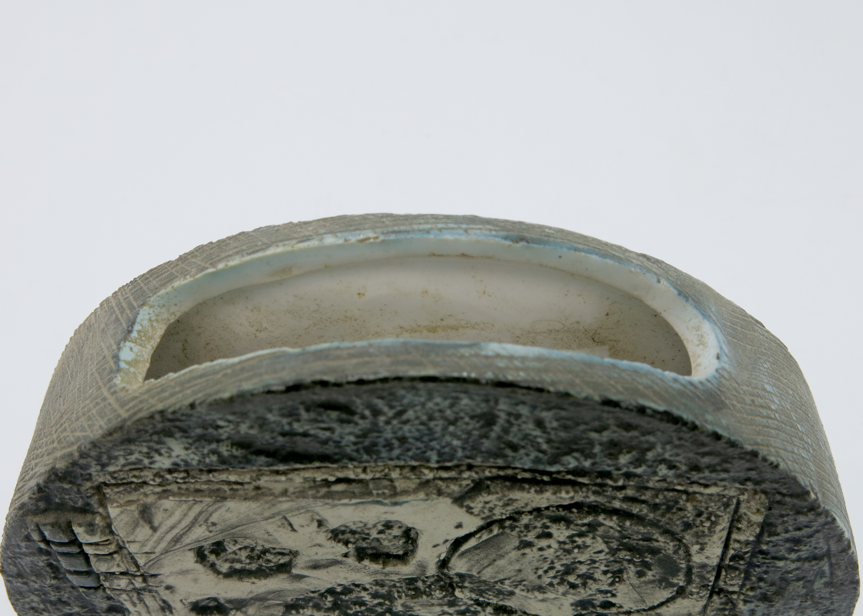 A Troika small discus vase, diameter 12 cm. - Image 5 of 5