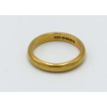 A 22ct gold band 7.5g.