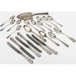 A pierced silver cake slice and various silver spoons, 8oz,