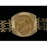 A 1982 half sovereign in five bar 9ct gold gate link bracelet, 10.7g.