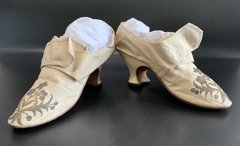 Early 18th century shoes, Linen lined,