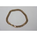A flat curb link 9ct gold bracelet, 10.3g.