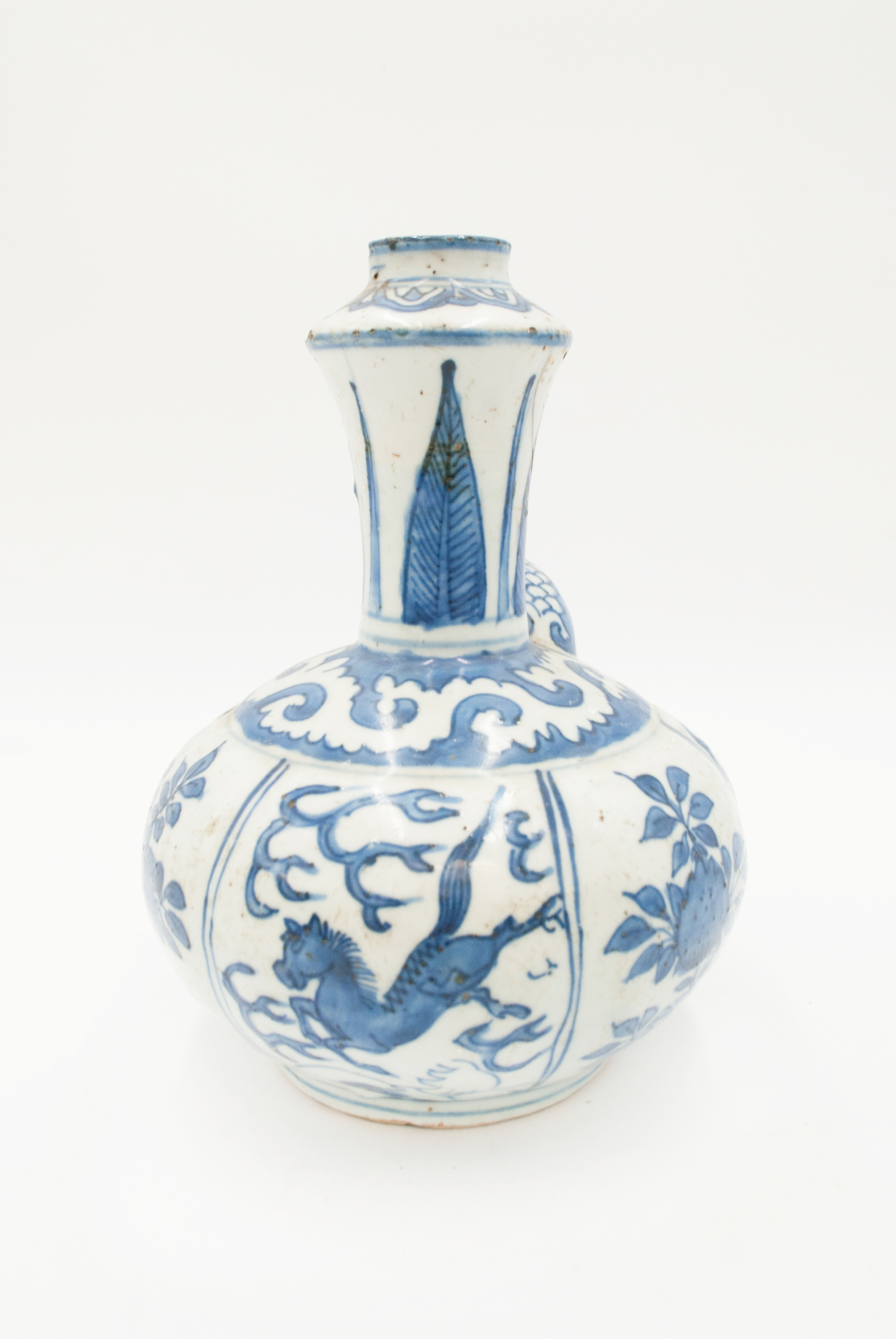 A Chinese blue and white porcelain kendi, Ming Dynasty, Wanli (1573-1619), - Image 4 of 6