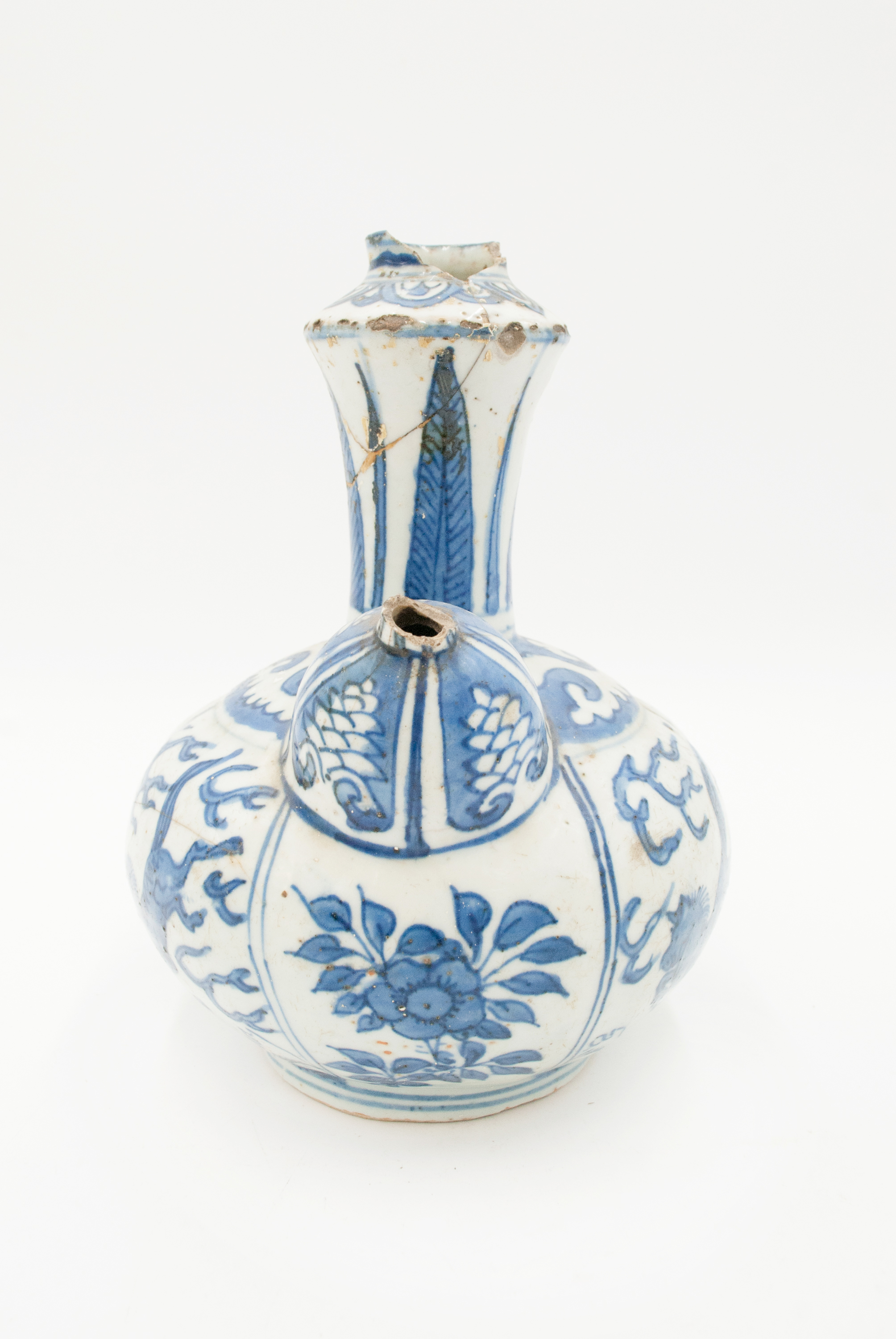 A Chinese blue and white porcelain kendi, Ming Dynasty, Wanli (1573-1619), - Image 2 of 6