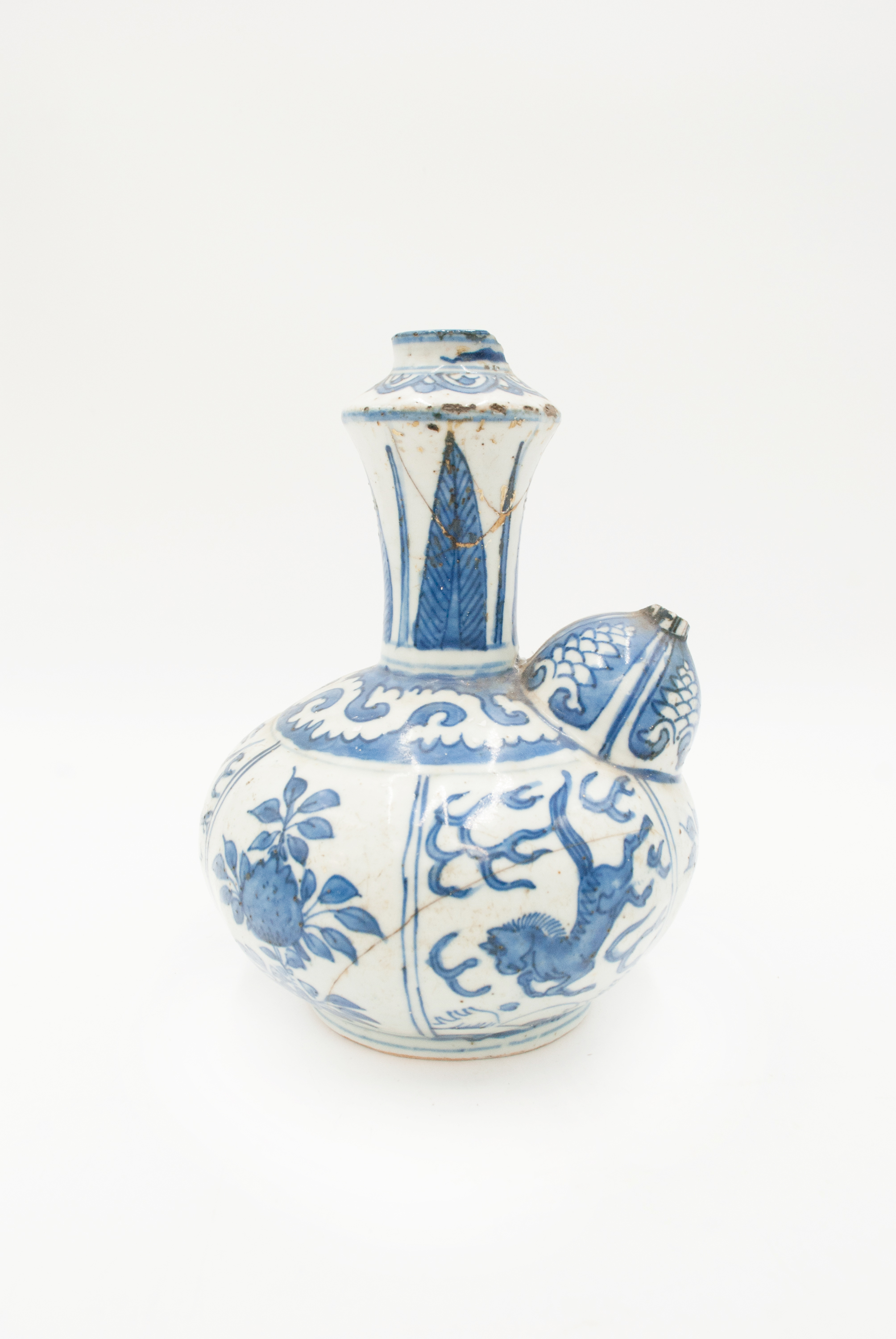 A Chinese blue and white porcelain kendi, Ming Dynasty, Wanli (1573-1619), - Image 3 of 6