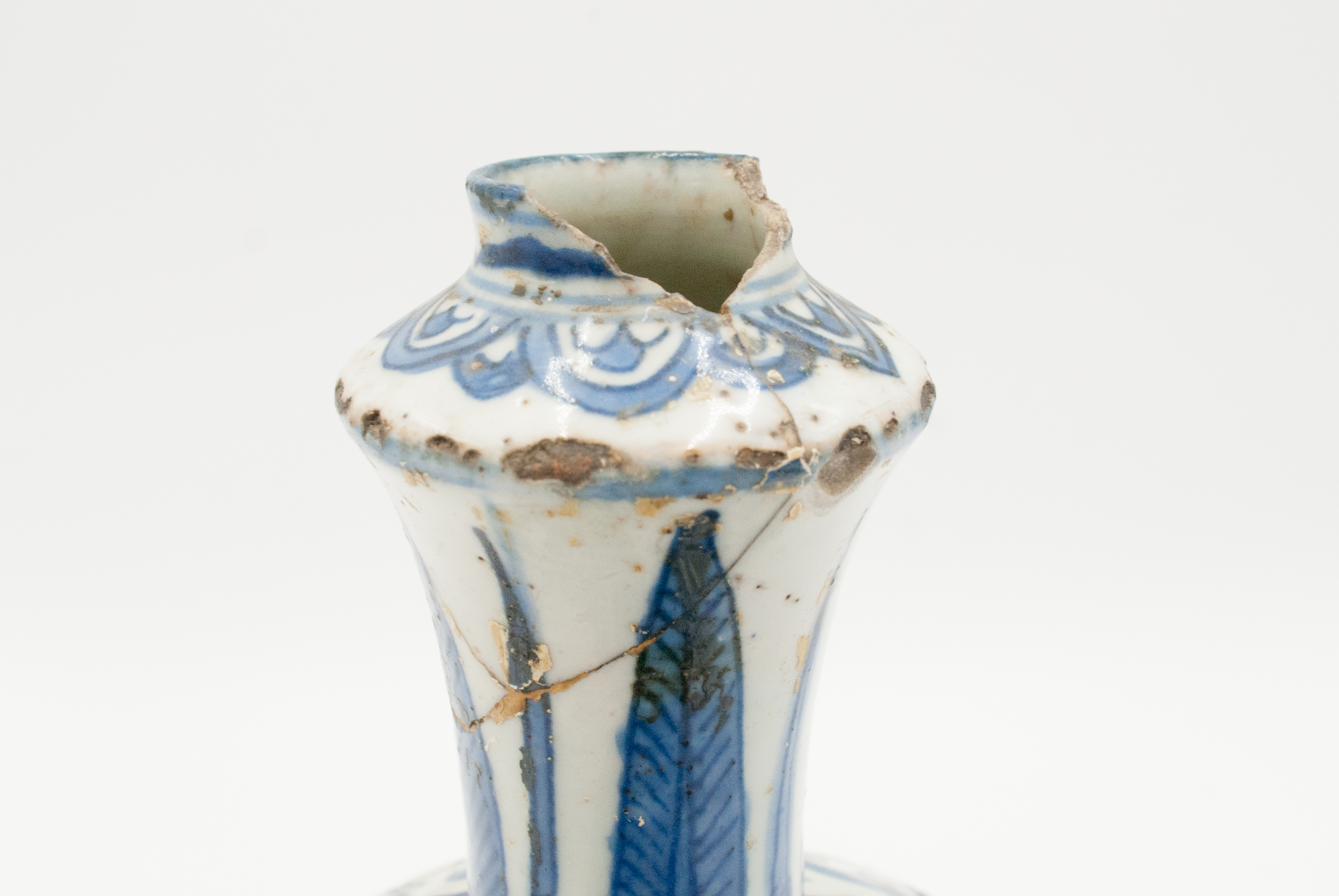 A Chinese blue and white porcelain kendi, Ming Dynasty, Wanli (1573-1619), - Image 5 of 6