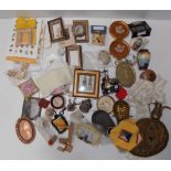 Miscellaneous small dolls house items.