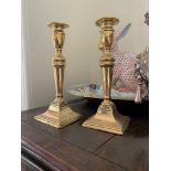 A pair of Georgian brass candlesticks. (Dimensions: Height 19cm)(Height 19cm)