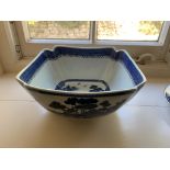 A Chinese export blue and white porcelain bowl, 18th century. (Dimensions: Height 12cm.)(Height