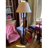 A George III style mahogany standard lamp. (Dimensions: Height 150cm.)(Height 150cm.)
