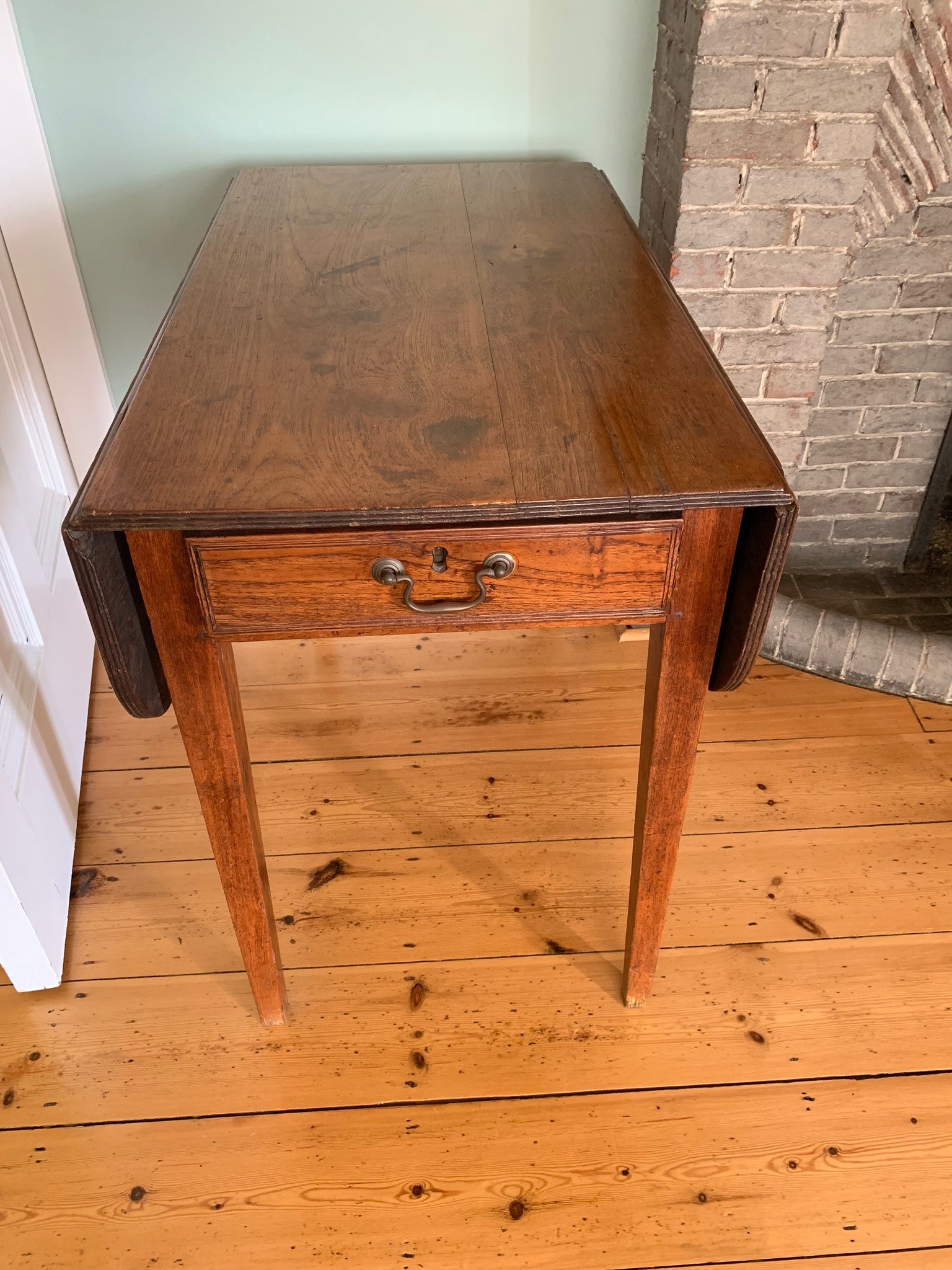 A George III elm Pembroke table, with a single frieze drawer on square tapering legs height. (