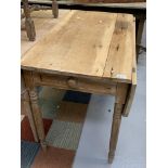 A pine Pembroke table. (Dimensions: Height 68cm.)(Height 68cm.)
