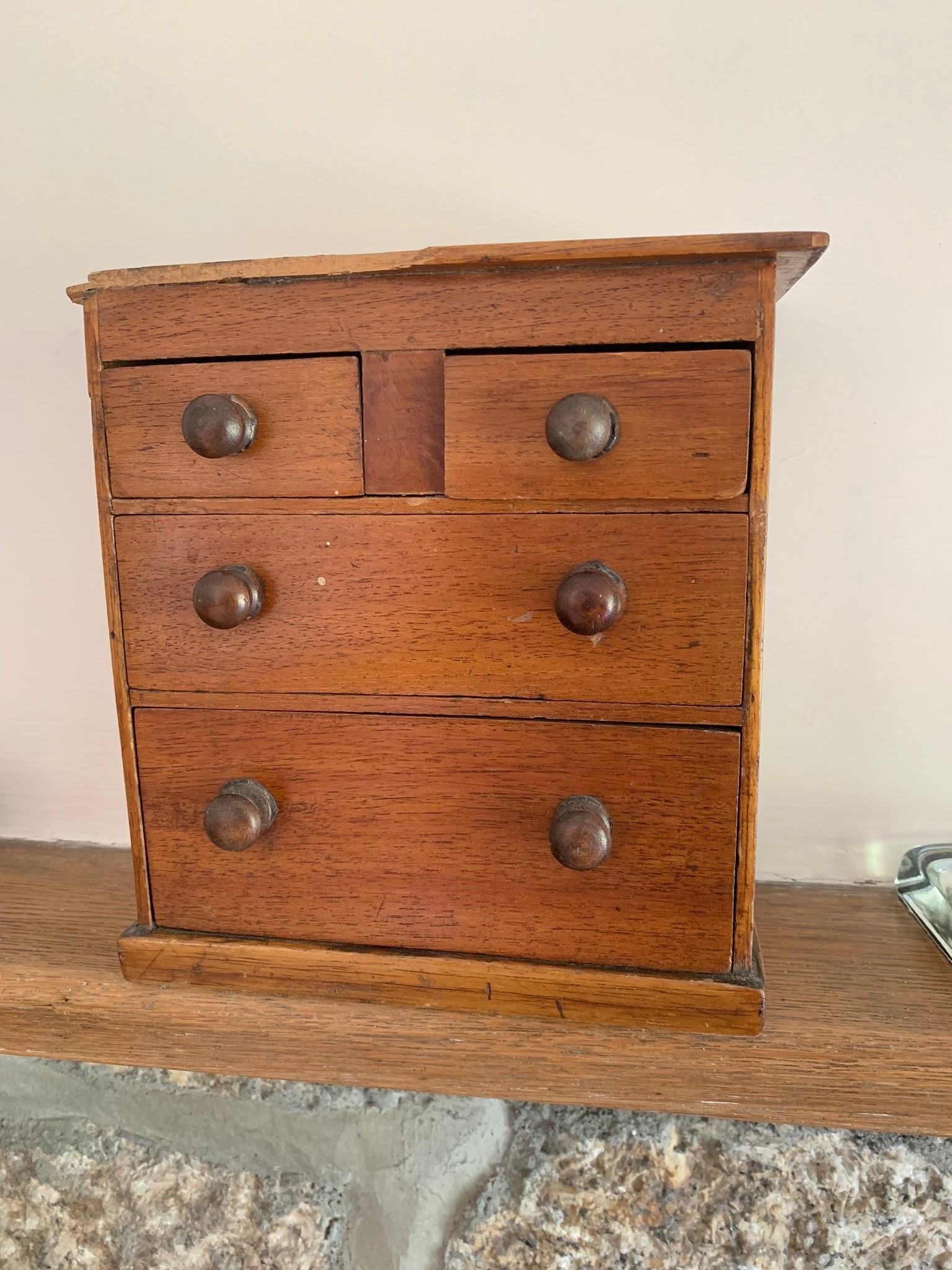 A miniature mahogany chest of drawers. (Dimensions: Height 20cm, width 19.5cm)(Height 20cm, width