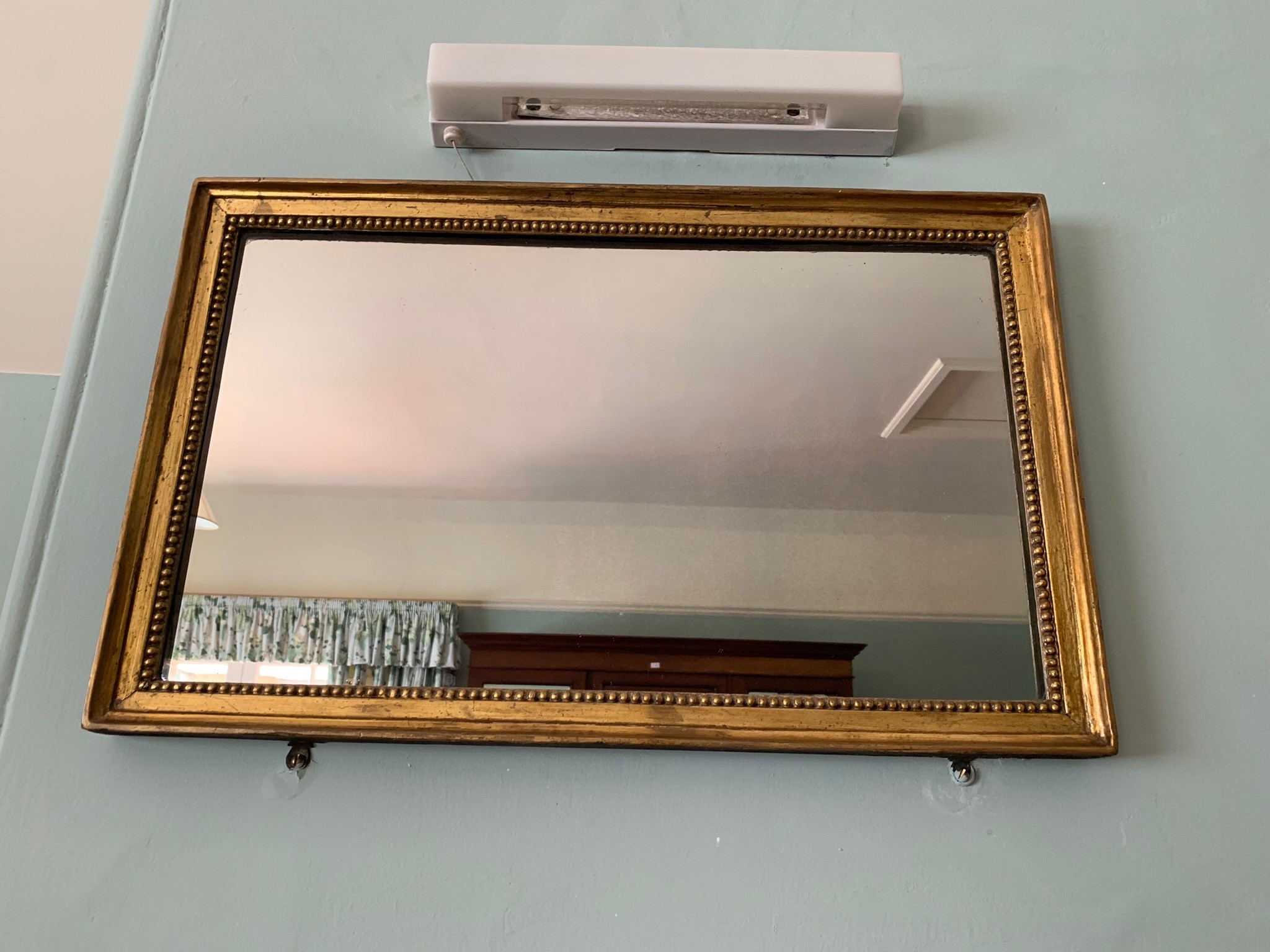 A giltwood framed rectangular wall mirror. (Dimensions: 55.5cm x 35cm)(55.5cm x 35cm)