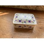 A Herend porcelain trinket box. (Dimensions: 10cm x 8cm)(10cm x 8cm)