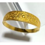 A high purity gold Chinese ring decorated with opposing dragons, 4.6g.