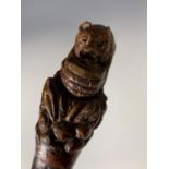 An early 20th century Black Forest walking stick with carved bear pommel. (Dimensions: Overall