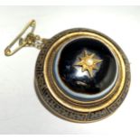 A Victorian banded agate gold brooch.