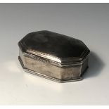 An 18th century continental table snuff box