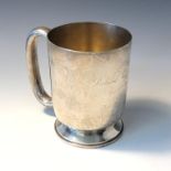 An Elkington & Co Ltd footed silver pint mug, Birmingham 1912, 11.7oz.Condition report: Four line