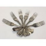 A harlequin set of six Georgian silver fiddle pattern dinner forks, 14oz.