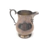 A George V silver cream jug by Hamilton & Inches, Edinburgh 1935, 4oz.