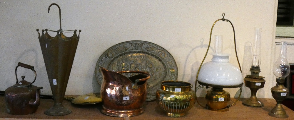 A selection of brass and copper ware including kettle, coal scuttle, oil lamps, warming pan, etc. (