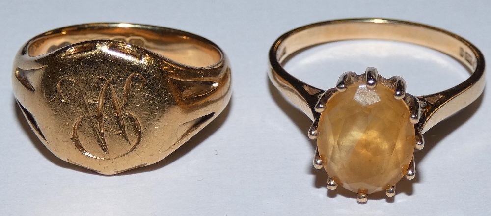 A 9ct gold signet ring and a 9ct gold dress ring (2) 10 gms