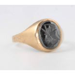 A 9ct yellow gold onyx signet ring size S 1/2 3.3 grams gross