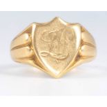 A gentleman's 18ct yellow gold shield shaped ring size Q, 6 grams