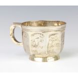 A silver octagonal cup with presentation inscription, Birmingham 1925, 140 grams, 7cm . This cup