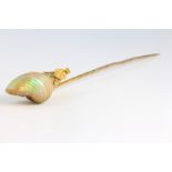 An 18ct yellow gold shell tie pin