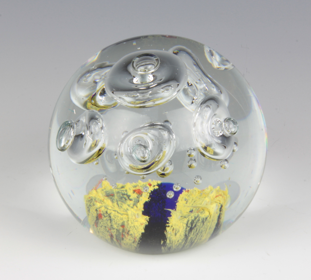 A free form paperweight with air bubble decoration 11cm