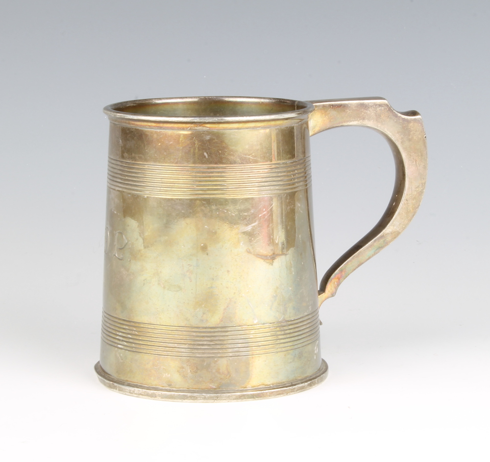 A Georgian design silver mug with reeded decoration Birmingham 1928 10.5cm, 349 grams