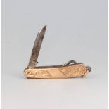 A 9ct yellow gold mounted pocket knife with button hook and blade 4cm