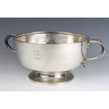 A silver 2 handled bowl with presentation inscription, London 1921, 36cm, 1246 grams