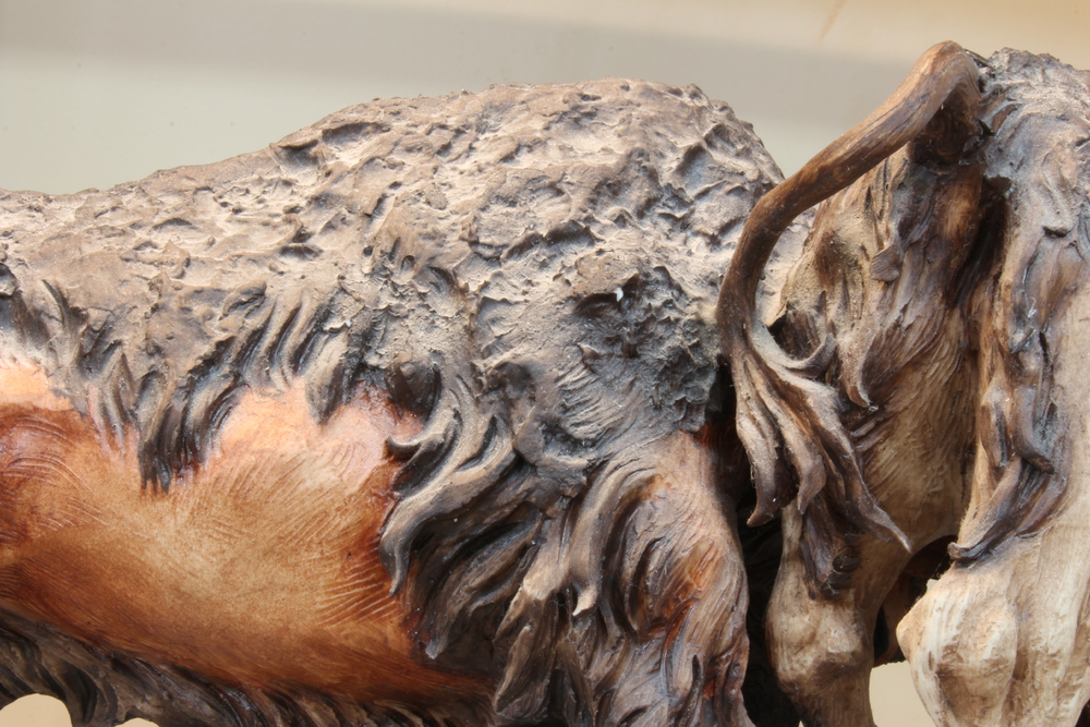 A Capodimonte group by Cortese of 2 bulls on a rocky outcrop no.716, raised on a wooden plinth - Image 3 of 4