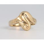 A 9ct yellow gold ring in the form of a bird 3.2 grams, size P