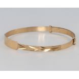 A child's 9ct yellow gold expanding bangle 2.8 grams