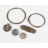 A silver bangle and minor items of silver jewellery