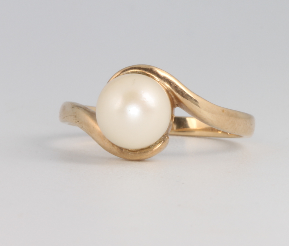 A 9ct yellow gold cross-over pearl ring, size J 1/2, 2.5 grams
