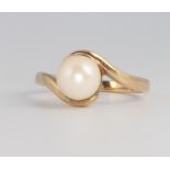 A 9ct yellow gold cross-over pearl ring, size J 1/2, 2.5 grams