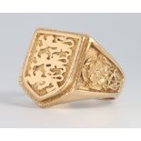A gentleman's 9ct yellow gold signet ring 11.3 grams, size V