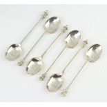 A set of six silver teaspoons with dog head terminals, London 1962, 120 grams