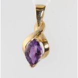 A 9ct yellow gold amethyst set pendant 20mm