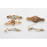 An Edwardian 15ct yellow gold bar brooch, 2 others and a pair of 9ct earrings