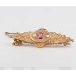 A 9ct yellow gold garnet set bar brooch, 4 grams